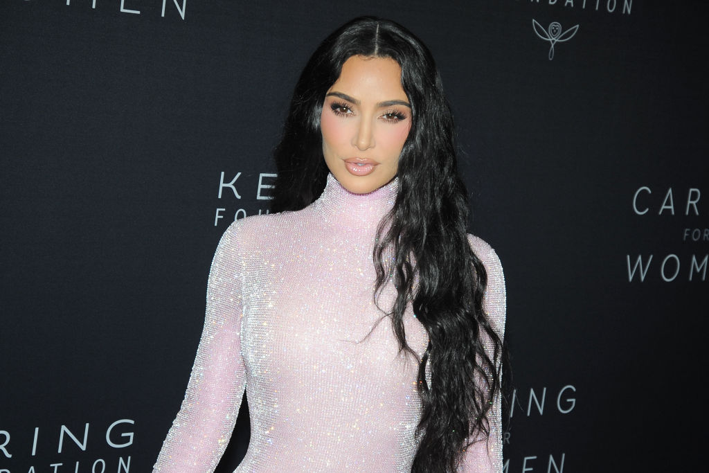 Kim Kardashian reveló por primera vez en el programa de televisión 'The Kardashians', el tatuaje que se hizo la noche que fue a 'Saturday Night Live'.