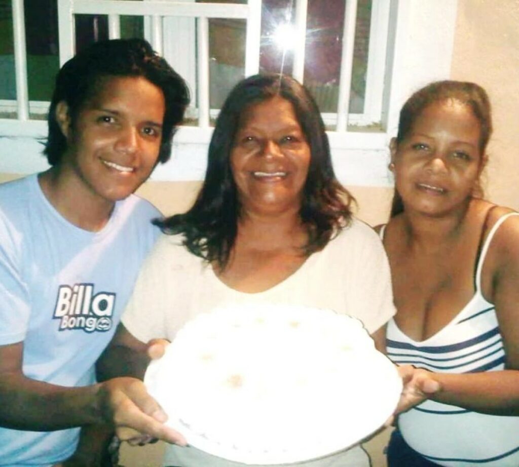 Miguel Reyes, imitador de Celia Cruz con su mamá y hermana en Caracas. / Cortesía Día a Día de Caracol Televisión.