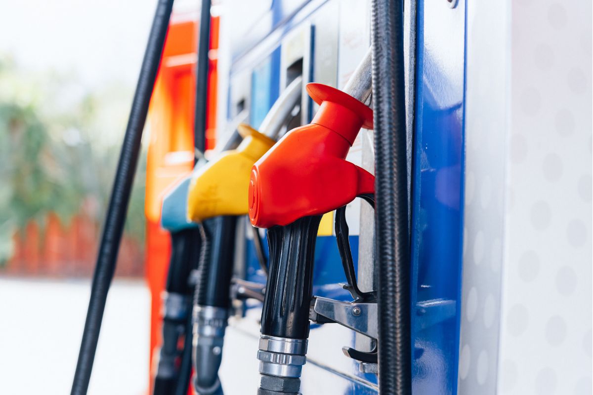 Precio de la gasolina subirá hasta febrero de 2024, según ministro de Hacienda