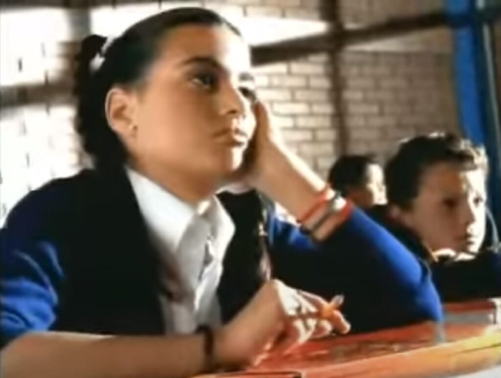 Marina Granziera en comercial de Quipitos, donde se veía como Britney Spears en ‘Baby one more time’. | Captura de pantalla YouTube dvargas321.