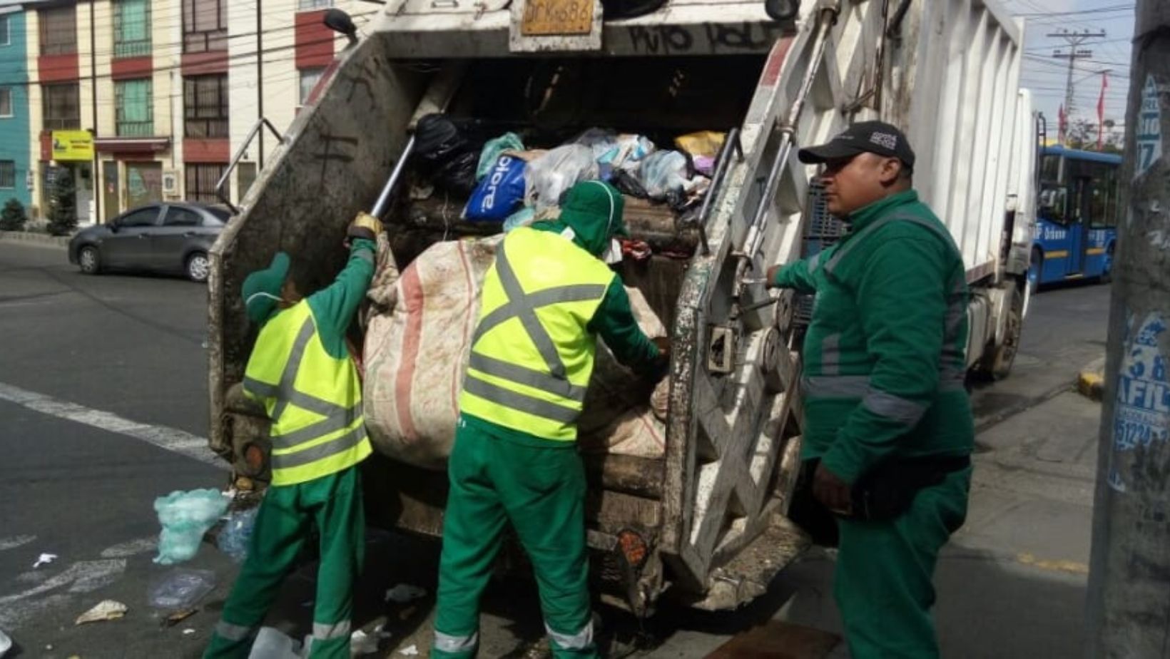 Trabajadores recolectando basura. En relación con hombre que murió al caer de camión de basuras en Bogotá.