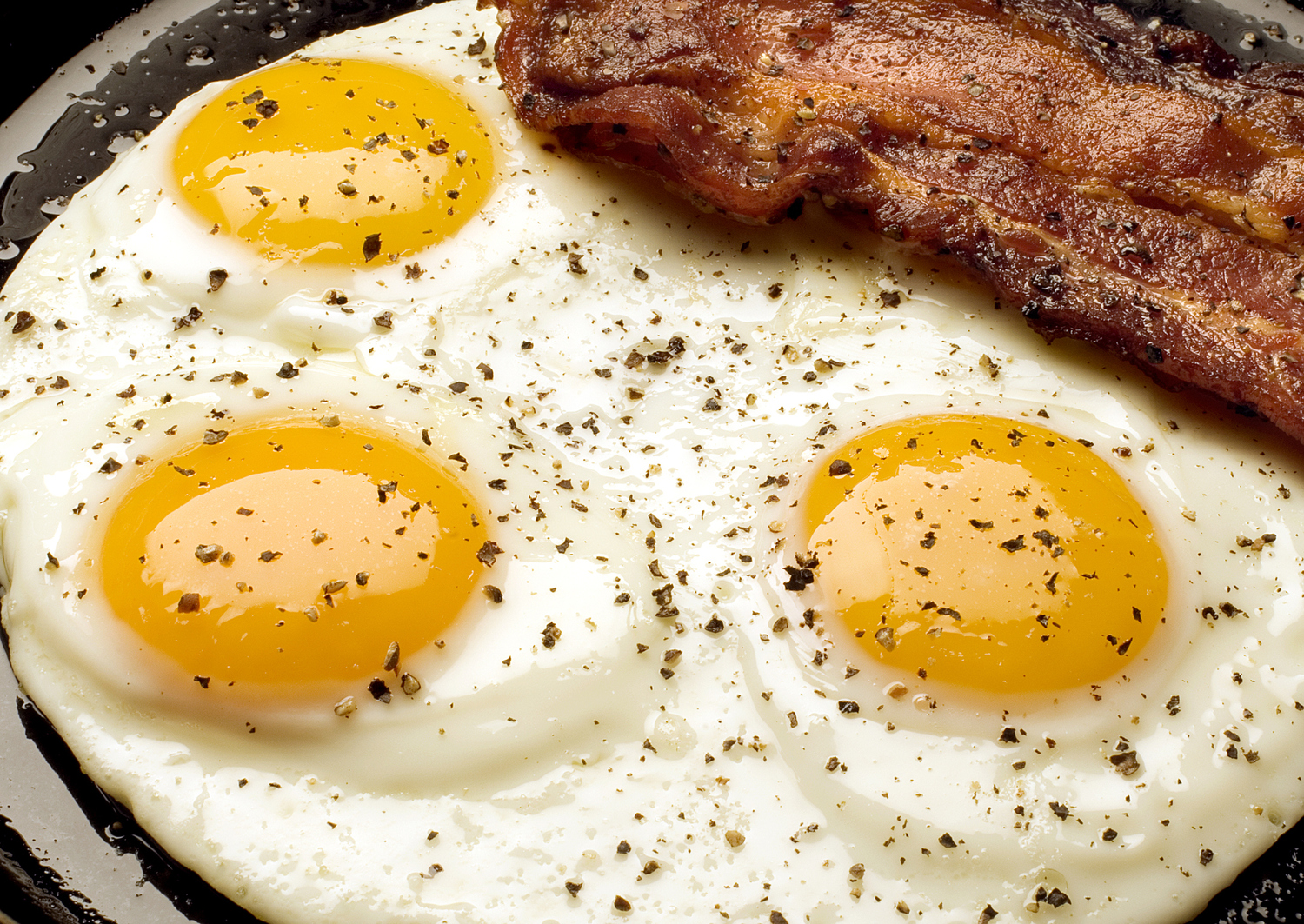 Huevos fritos con tocino a porpósito de cuántos se pueden comer al día