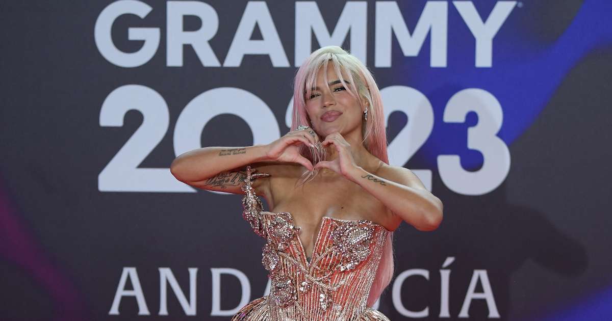 Foto de Karol G, en nota de que abrazo de la cantante a Feid en Grammy Latinos sorprendió con hijos de Shakira cerca (video)