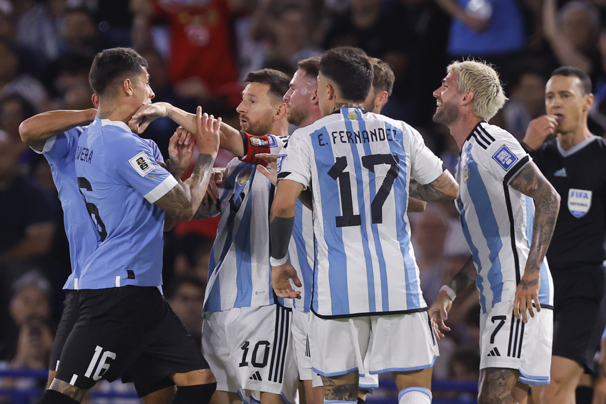 Lionel Messi de Argentina discute con Mathías Olivera de Uruguay hoy, en un partido de las Eliminatorias Sudamericanas para la Copa Mundial de Fútbol 2026 entre Argentina y Uruguay en el estadio La Bombonera en Buenos Aires (Argentina).