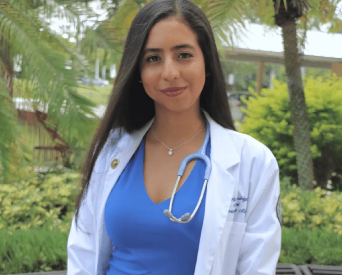 Joven latina de 28 años gana mucho dinero en hospital de Estados Unidos sin ser médica.  