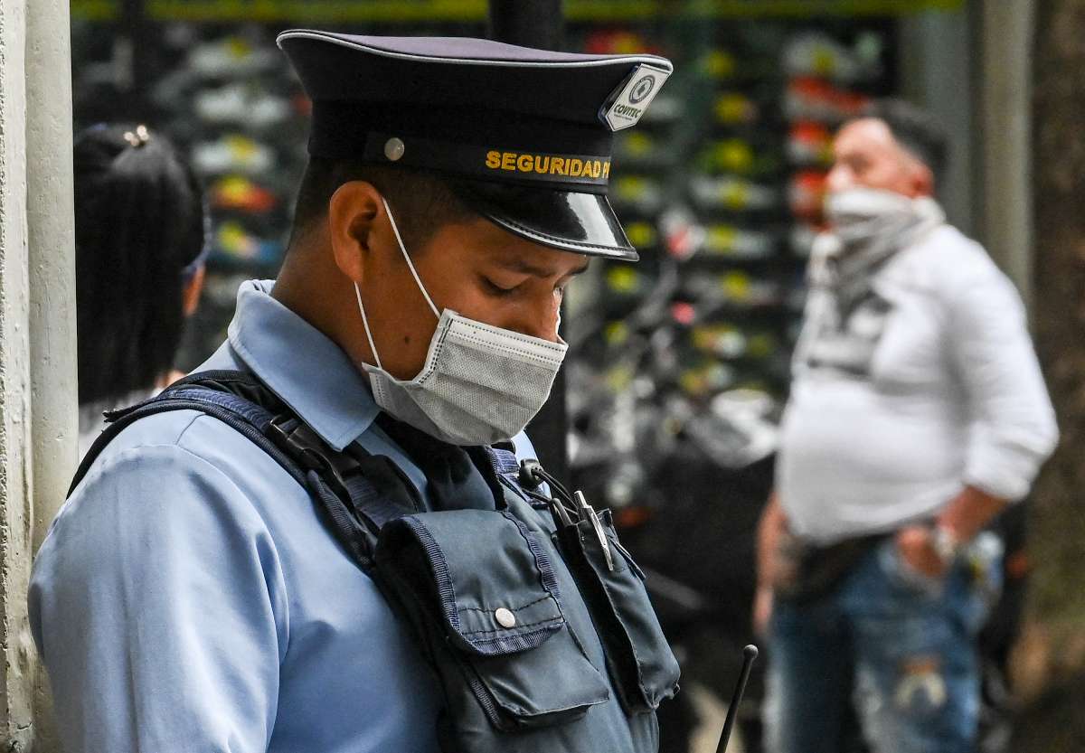 Foto de guardia de seguridad, en nota de vigilantes en Colombia como gestores de seguridad y de qué trata propuesta del Gobierno Petro.