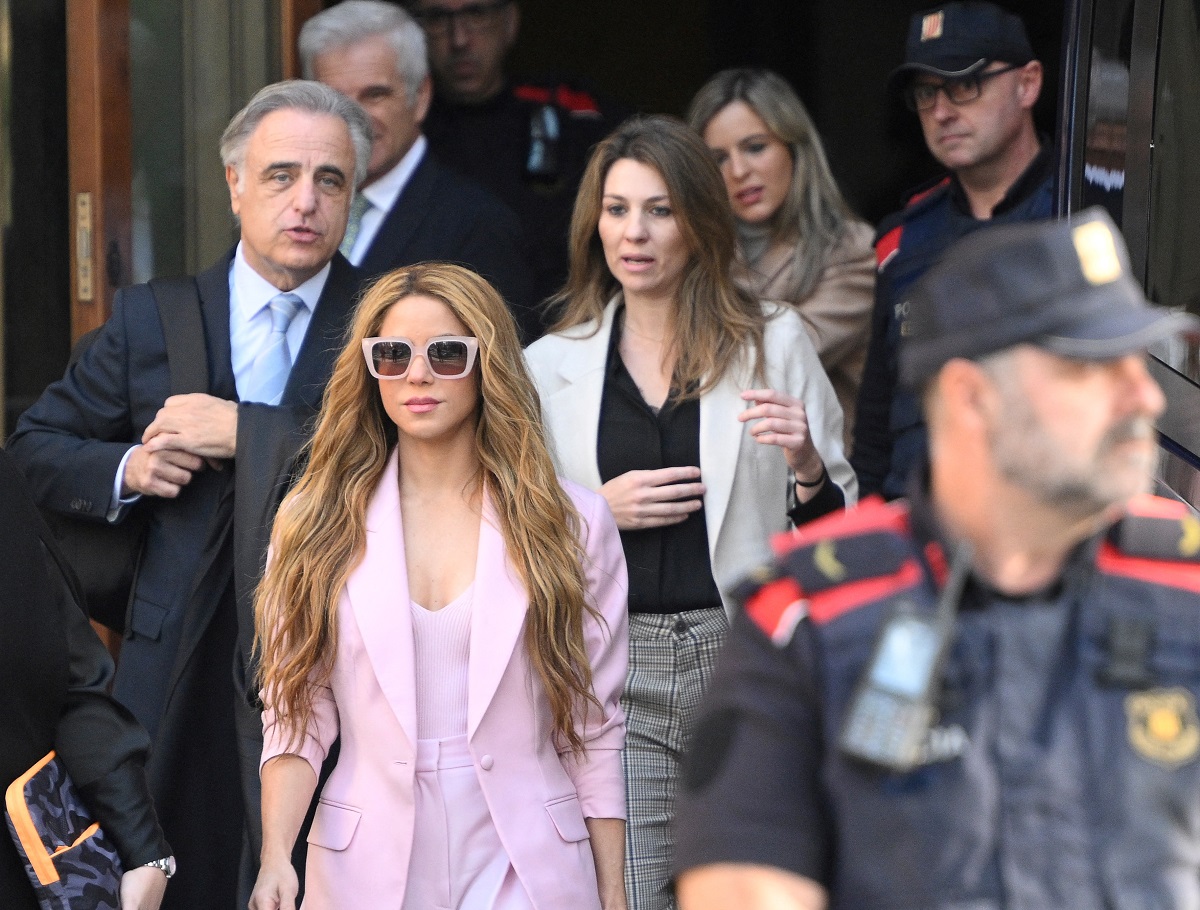 Shakira, triste en juicio en España, donde aceptó cárcel y multa por fraude fiscal.