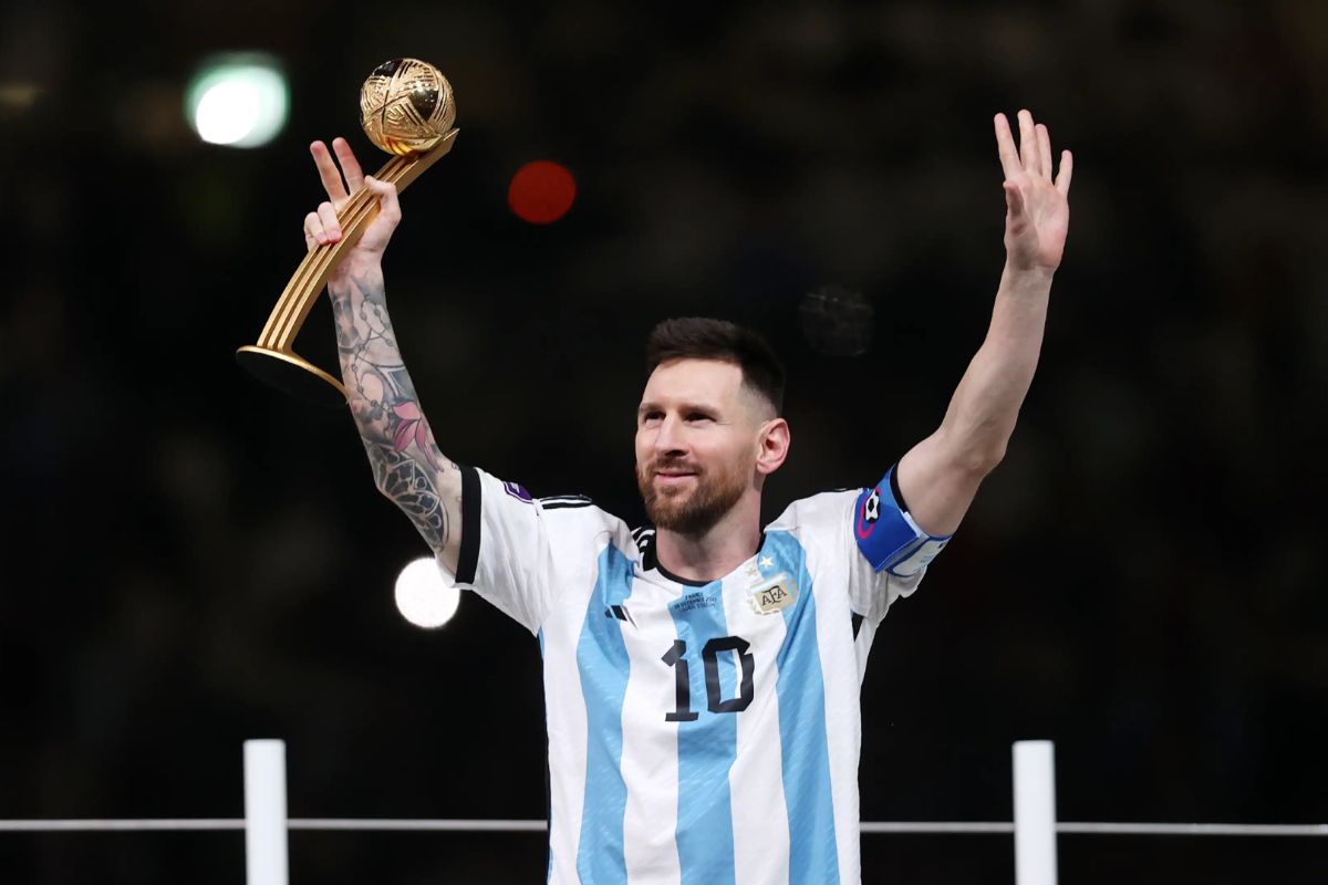 Seis de las siete camisas que usó Messi en el Mundial de Qatar 2022 será subastadas en 10 millones de dólares cada una.