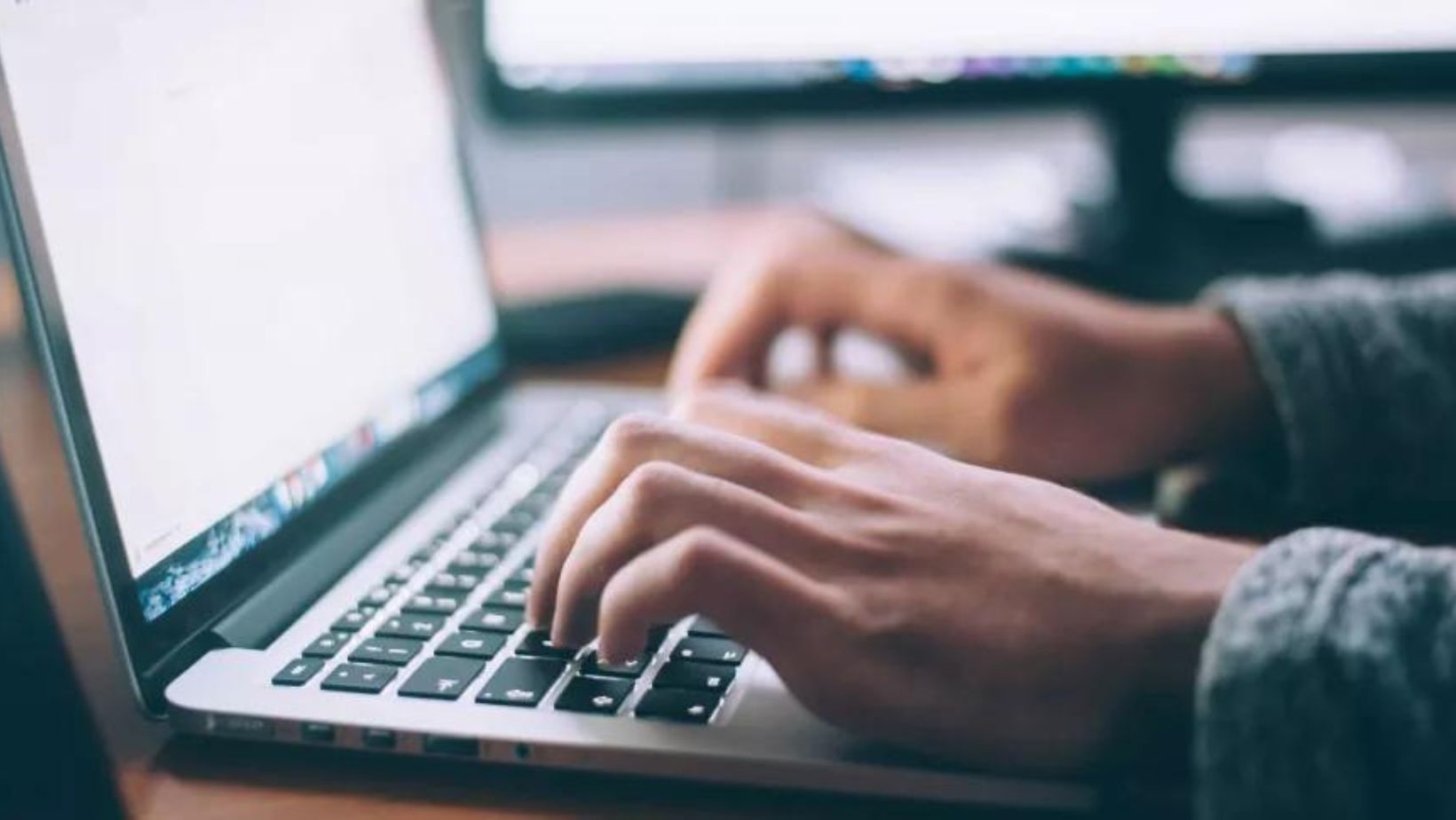Persona en un computador. En relación con nueva  plataforma para conseguir empleo.