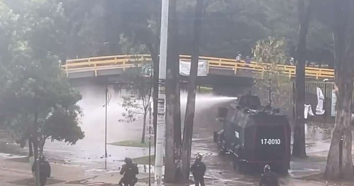 Foto de enfrentamientos en Bogotá, en nota de disturbios en Universidad Nacional por choques de Policía y encapuchados; video
