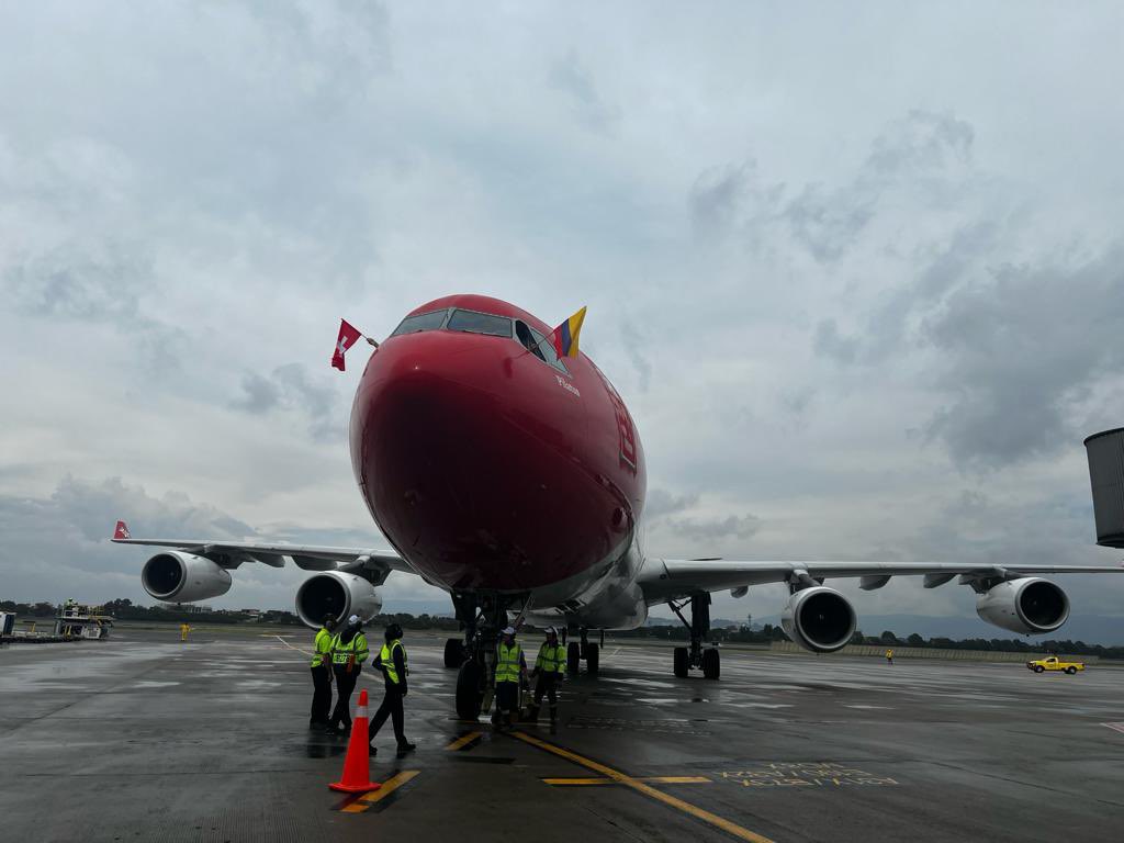 Primer avión de la aerolínea suiza Edelweiss en el aeropuerto El Dorado de Bogotá, este 22 de noviembre de 2023.