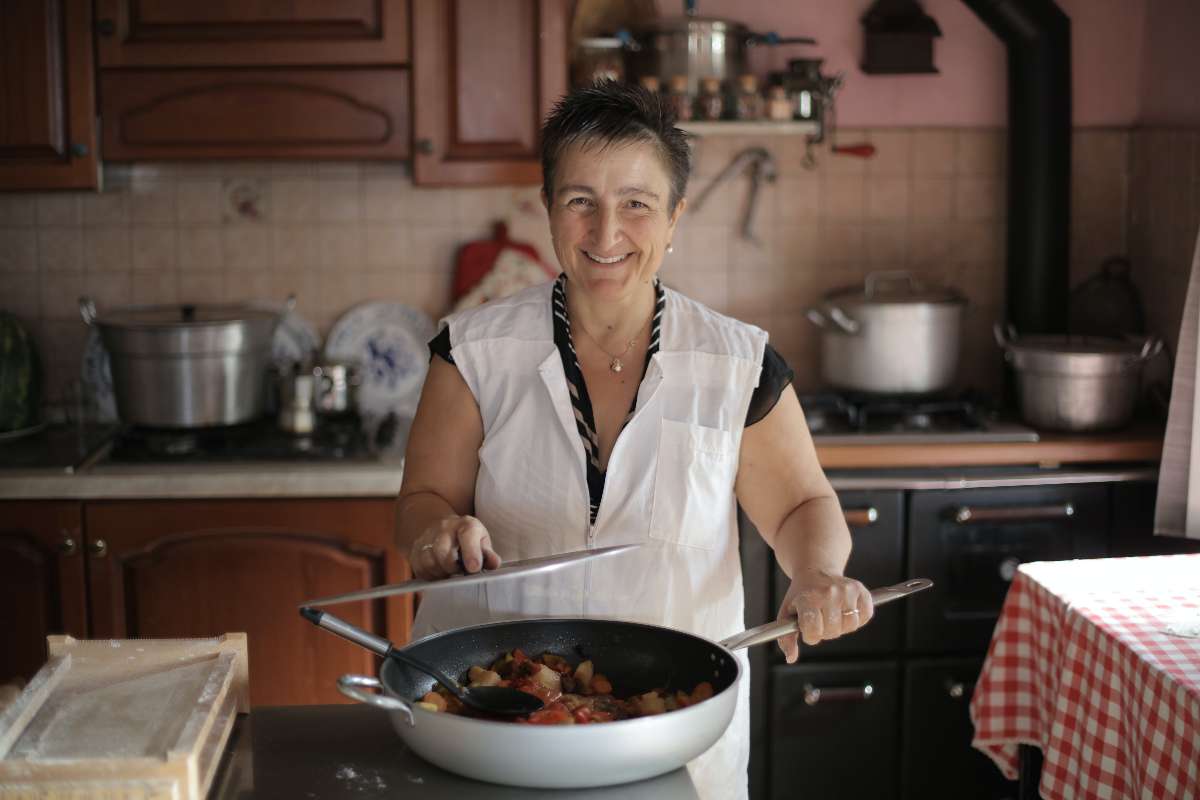 Foto de mujer en cocina, en nota de que en Air fryer en Colombia: Groupe SEB, dueño de Imusa, Tfal y Krups, anunció nueva línea para hogares