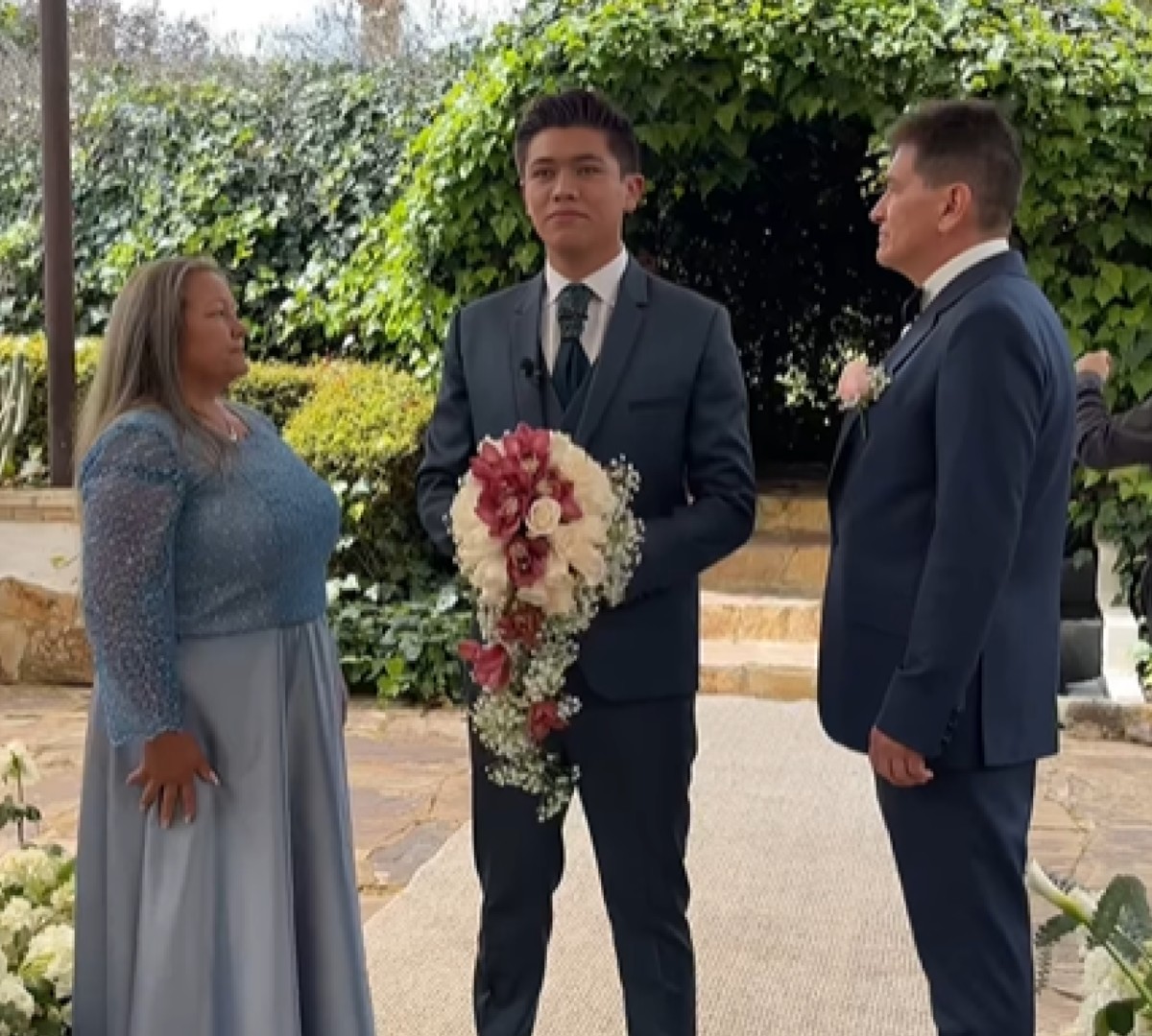 Los padres de Jim Velásquez acompañaron a su hijo, en su boda. 