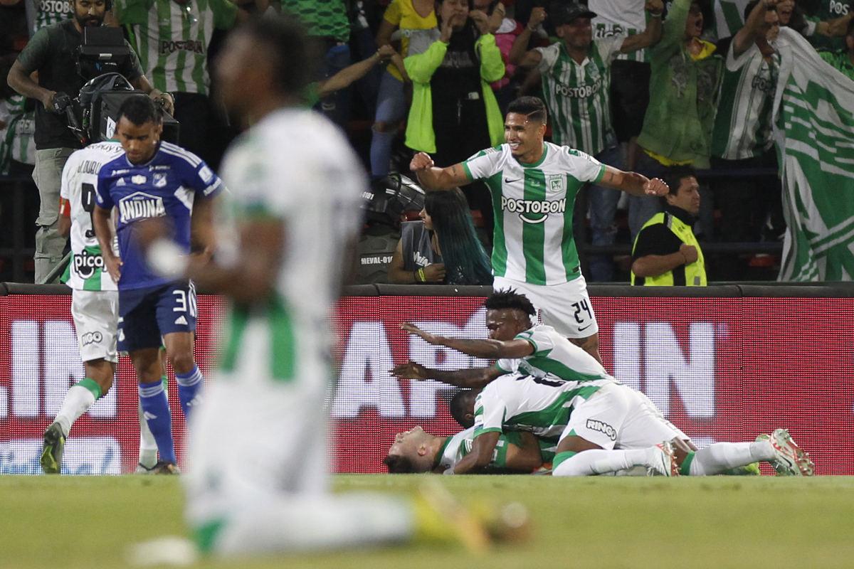 Jugadores de Nacional celebran un gol de Juan Felipe Aguirre contra Millonarios hoy, en la final de la Copa Colombia en el estadio Atanasio Girardot en Medellín (Colombia).