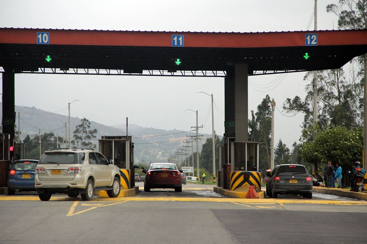 El ministro de Transporte, William Camargo, confirmó que el primer aumento a los peajes en Colombia se dará antes del 16 de enero de 2024.