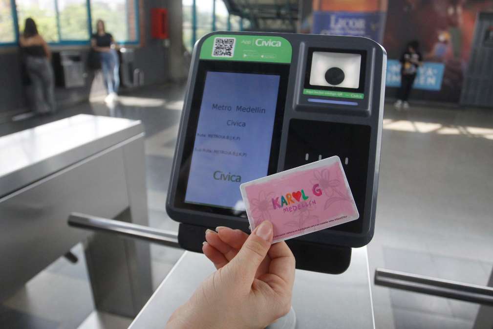 Fotos de cómo es la tarjeta de Karol G en Metro de Medellín. / Efe