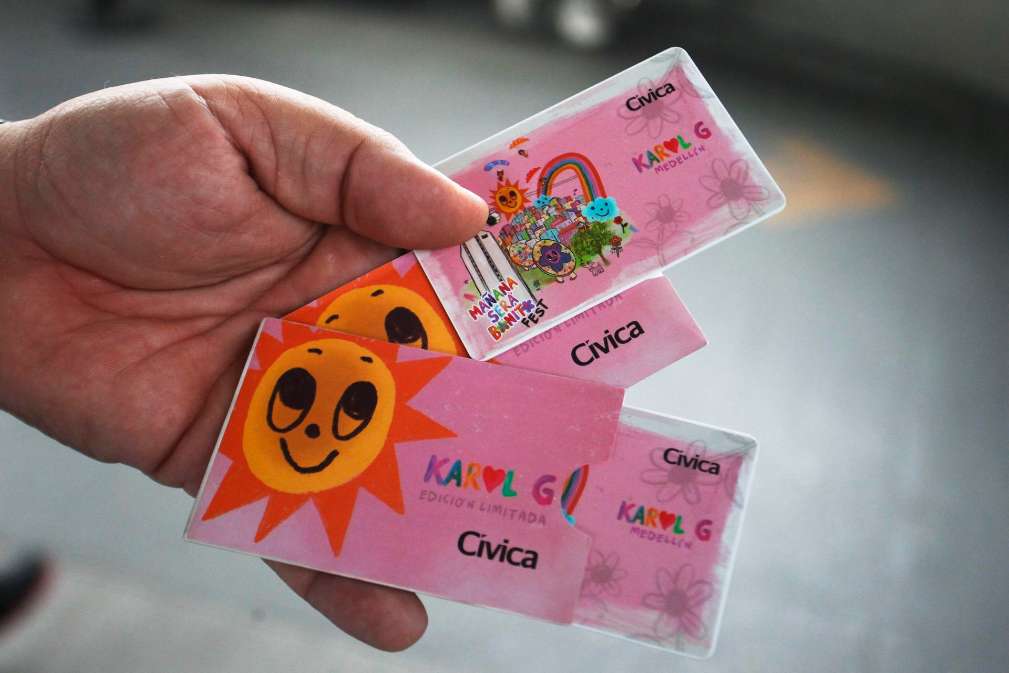 Fotos de cómo es la tarjeta de Karol G en Metro de Medellín. / Efe