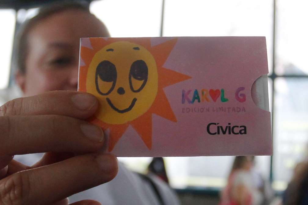 Fotos de cómo es la tarjeta de Karol G en Metro de Medellín. / Efe