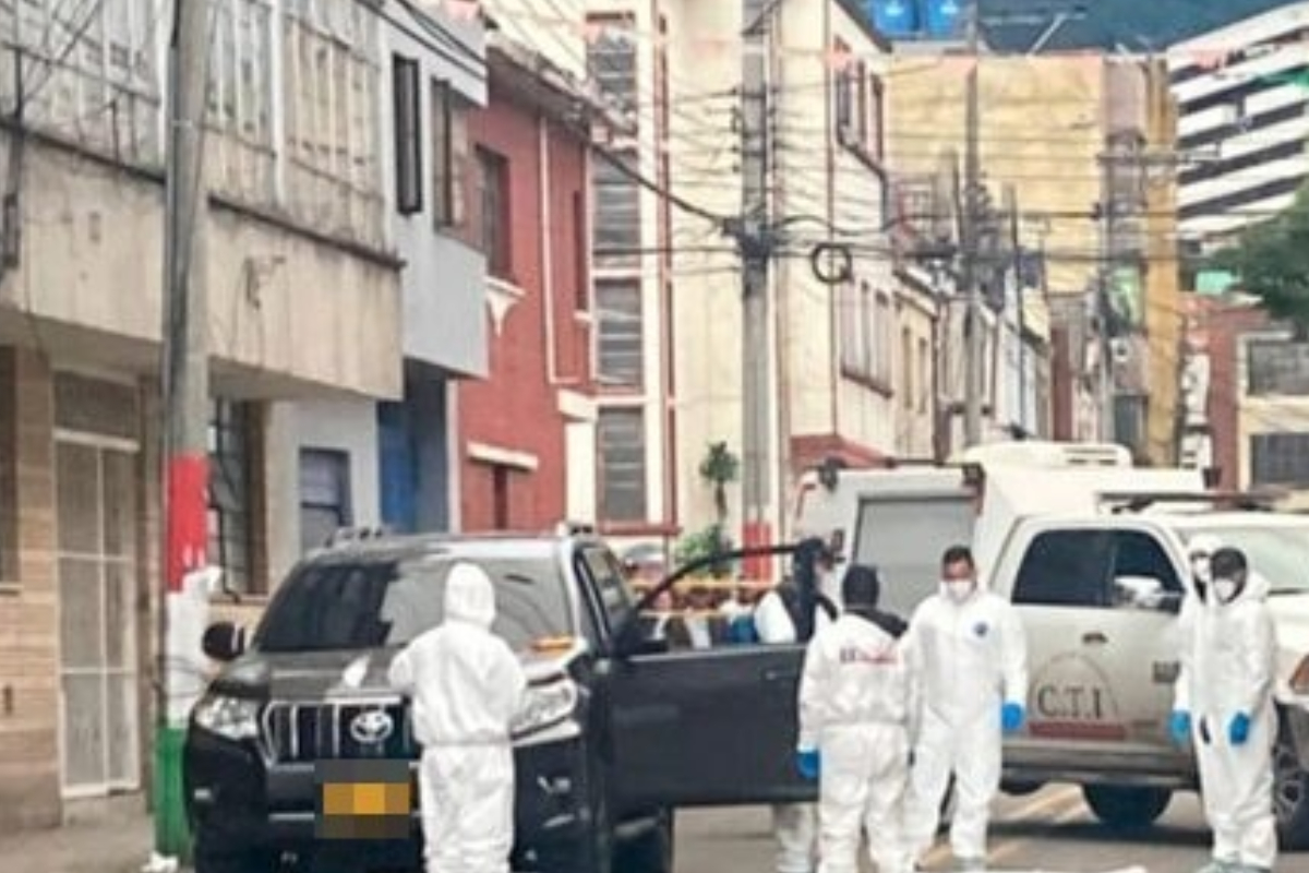 Sicariato en Bogotá: hombre fue asesinado cuando se movilizaba en su camioneta Toyota color negra. Dos hombres en moto le dispararon. 