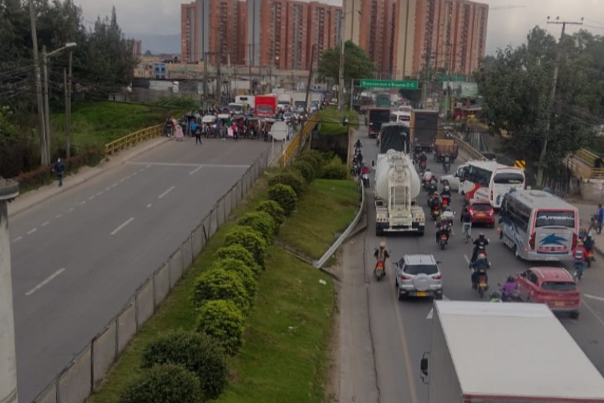 Monumental trancón en Bogotá por bloqueos de bicitaxistas y recicladores. La calle 13 está totalmente colapsada en ambos sentidos. 