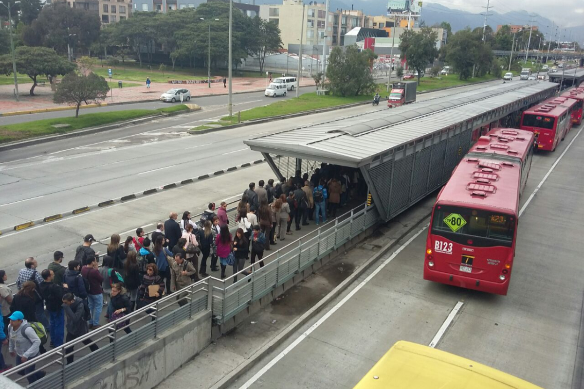 Mujer murió en Bogotá cuando esperaba un bus de Transmilenio dentro de la estación Alcalá. Al parecer, le dio un paro cardiorrespiratorio. 