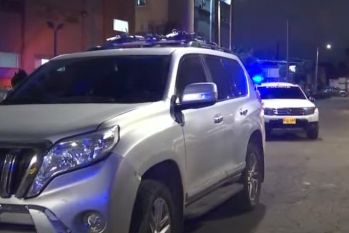 Balacera en Bogotá entre la Policía y ladrón que se quería robar lujosa camioneta Toyota, después de que le propinó una golpiza al conductor. 