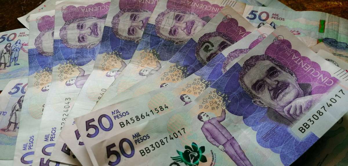 Foto de dinero colombiano, en nota de prima de diciembre en Colombia: cuánto dinero dejará para economía y qué dijeron los expertos