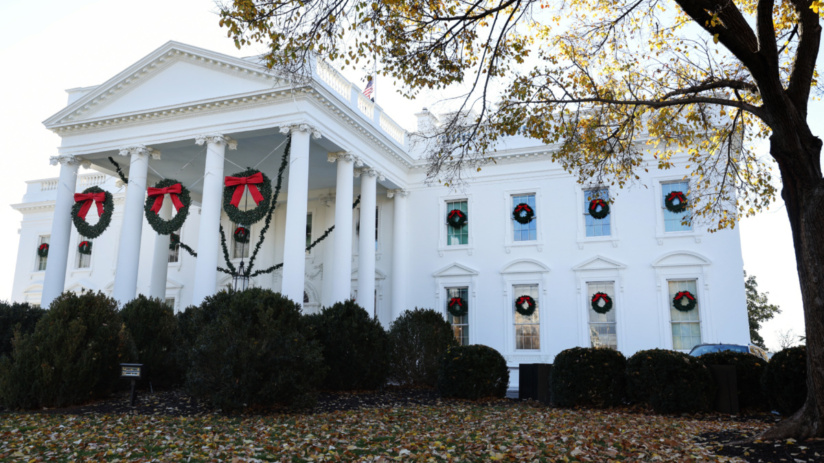 Árbol de navidad de la Casa Blanca se cayó por fuerte viento y fue levantado con grúa: video