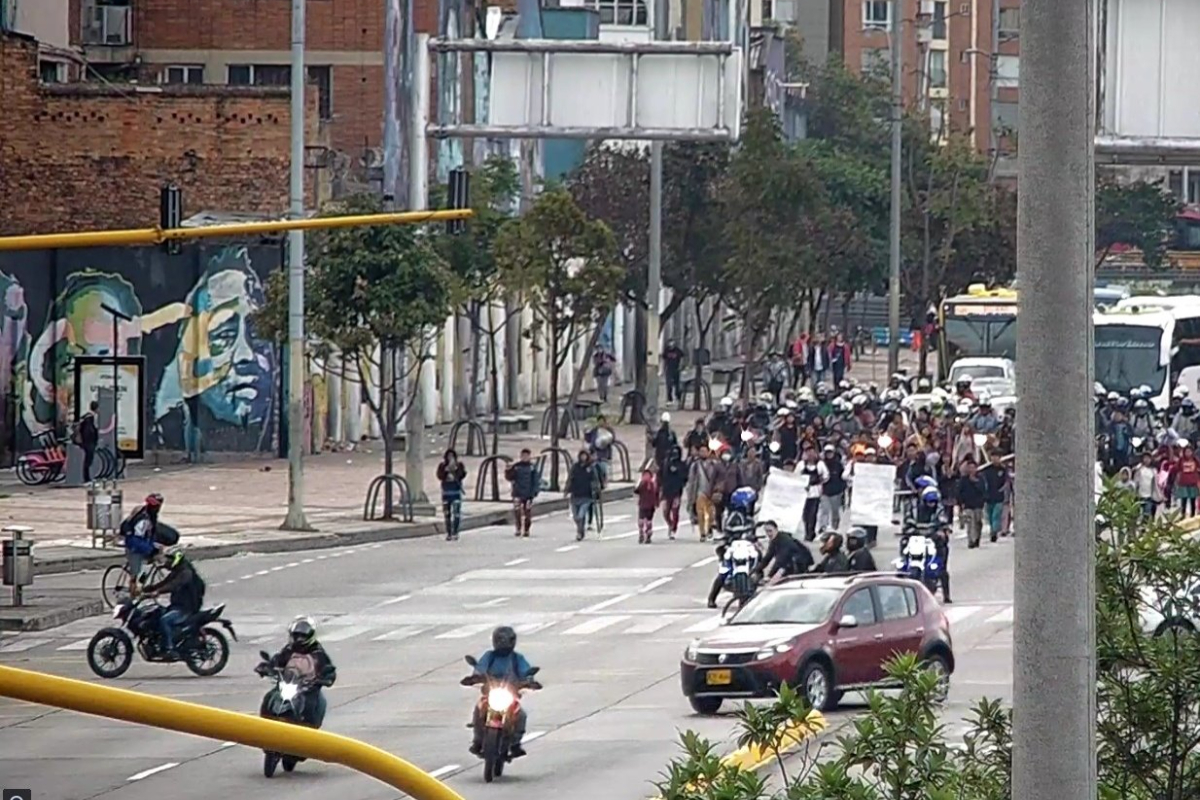 Marcha indígena en Bogotá bloqueó calle 26. Cerca de 50 personas están ocupando la mitad de la vía y los vehículos tuvieron que ser desviados. 