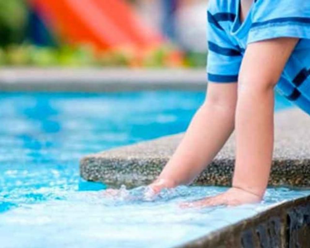 ¿Es verdad que se debe reposar antes de entrar a la piscina o al mar? La realidad de esta creencia popular que se les suele decir a los niños.