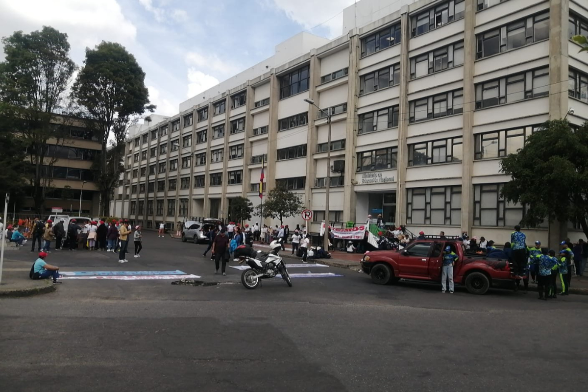 Marchas en Bogotá frente a la sede del Ministerio de Educación. Decenas de manifestantes bloquean varias calles en la capital de la República. 