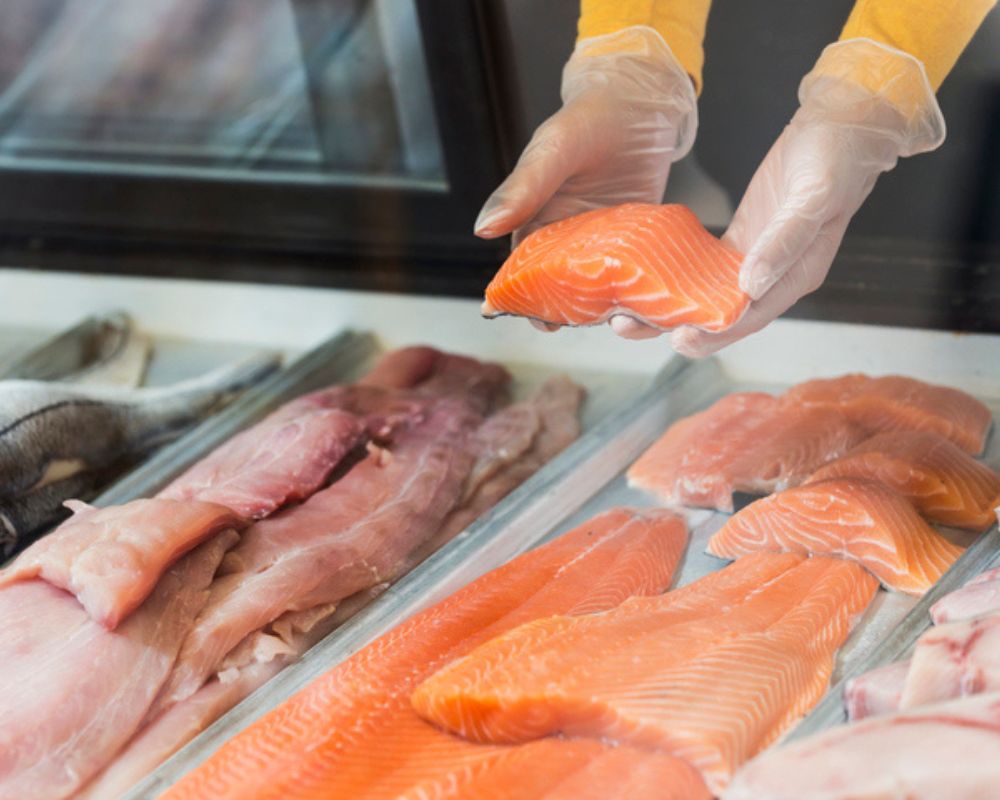 ¿Cómo saber si un pescado está en buenas condiciones antes de comprarlo? Métodos para adquirirlo sin preocupaciones y preservar su sabor y calidad.