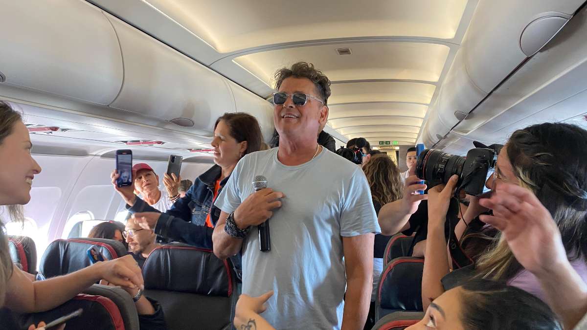 Foto de Carlos Vives, en nota de que el cantante dio concierto en pleno vuelo de Latam y sorprendió a viajeros; videos y por qué