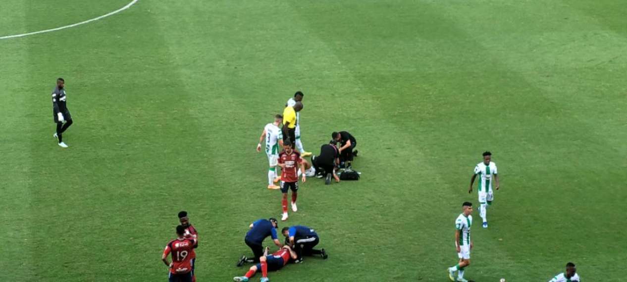 Foto de jugadores afectados por golpe, en nota de que Nacional vs. Medellín tuvo alarma por violento choque de Jhon Duque: qué le pasó y qué decidieron