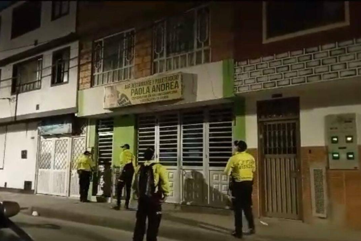 Asesinaron a un empresario, dueño de un bar en Bogotá. Le dispararon por la espalda cuando iba a servir una bebida alcohólica. 