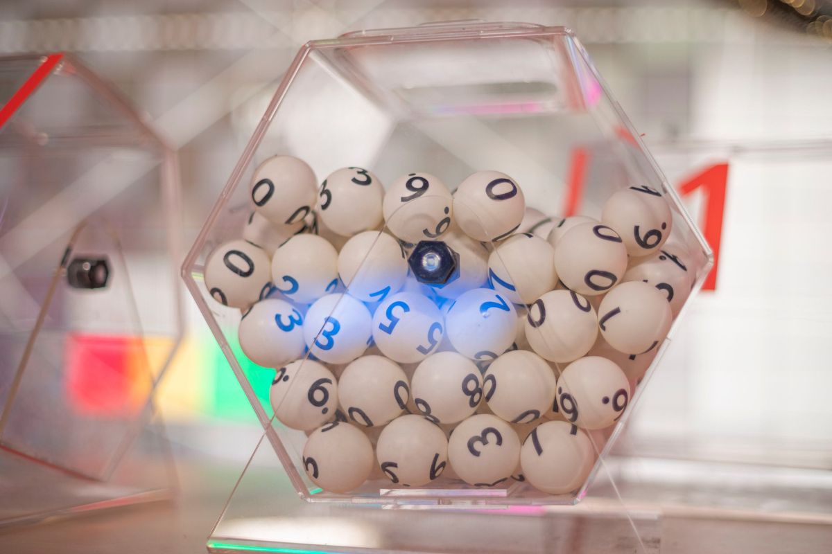 Foto de balotas de una lotería
