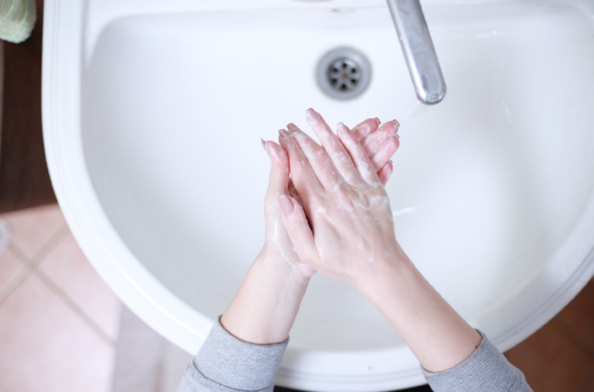 La elección entre secadores de manos y toallas de papel es un tema controversial en cuanto a la salud. Hablan expertos sobre el tema.  