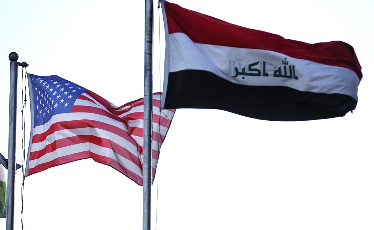 Banderas de EE. UU. e Irak por ataque a embajada estadounidense en Bagdad.