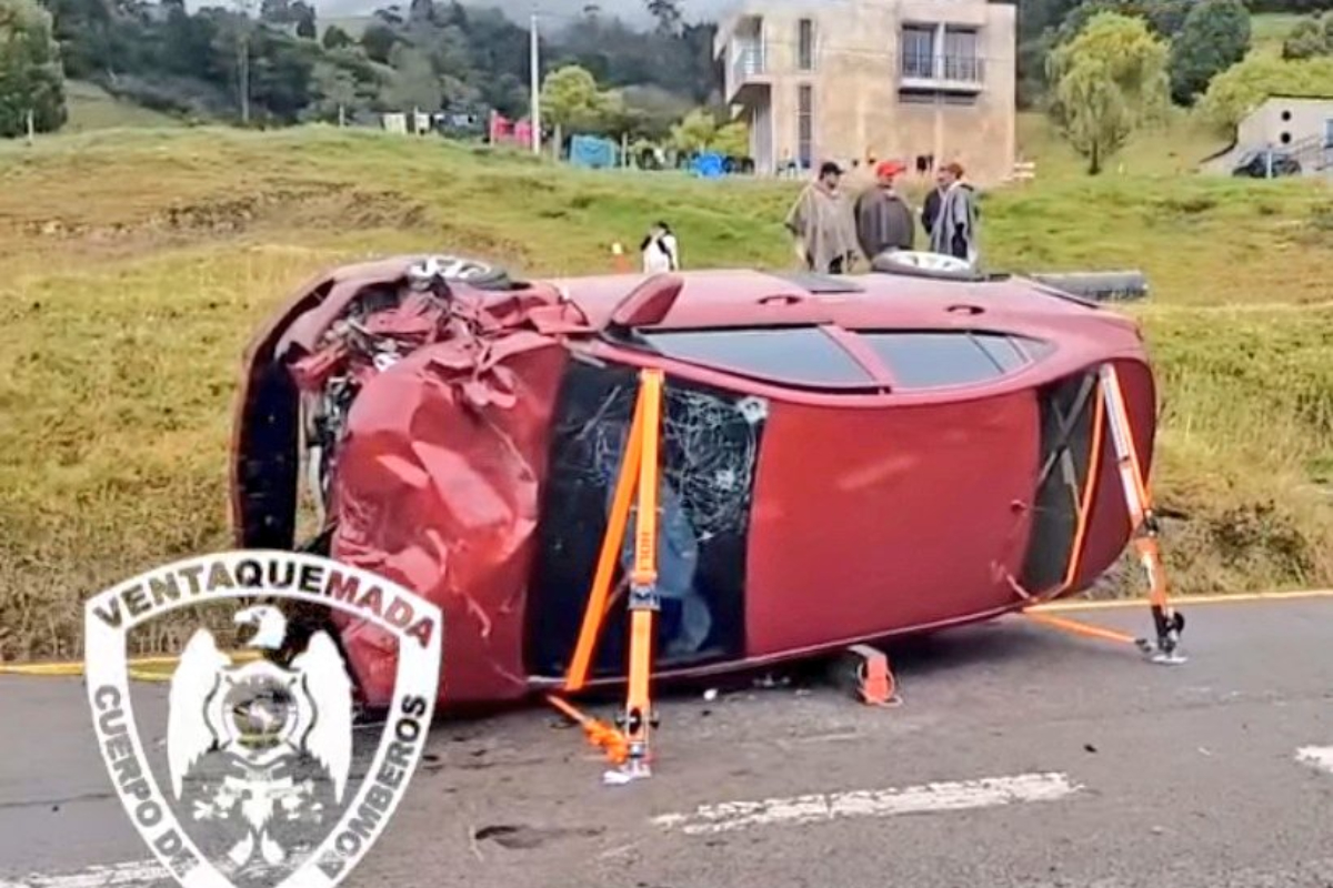 Trágico accidente en la vía Bogotá-Tunja. Una persona murió por el choque de 2 carros y uno de ellos terminó volcado. 