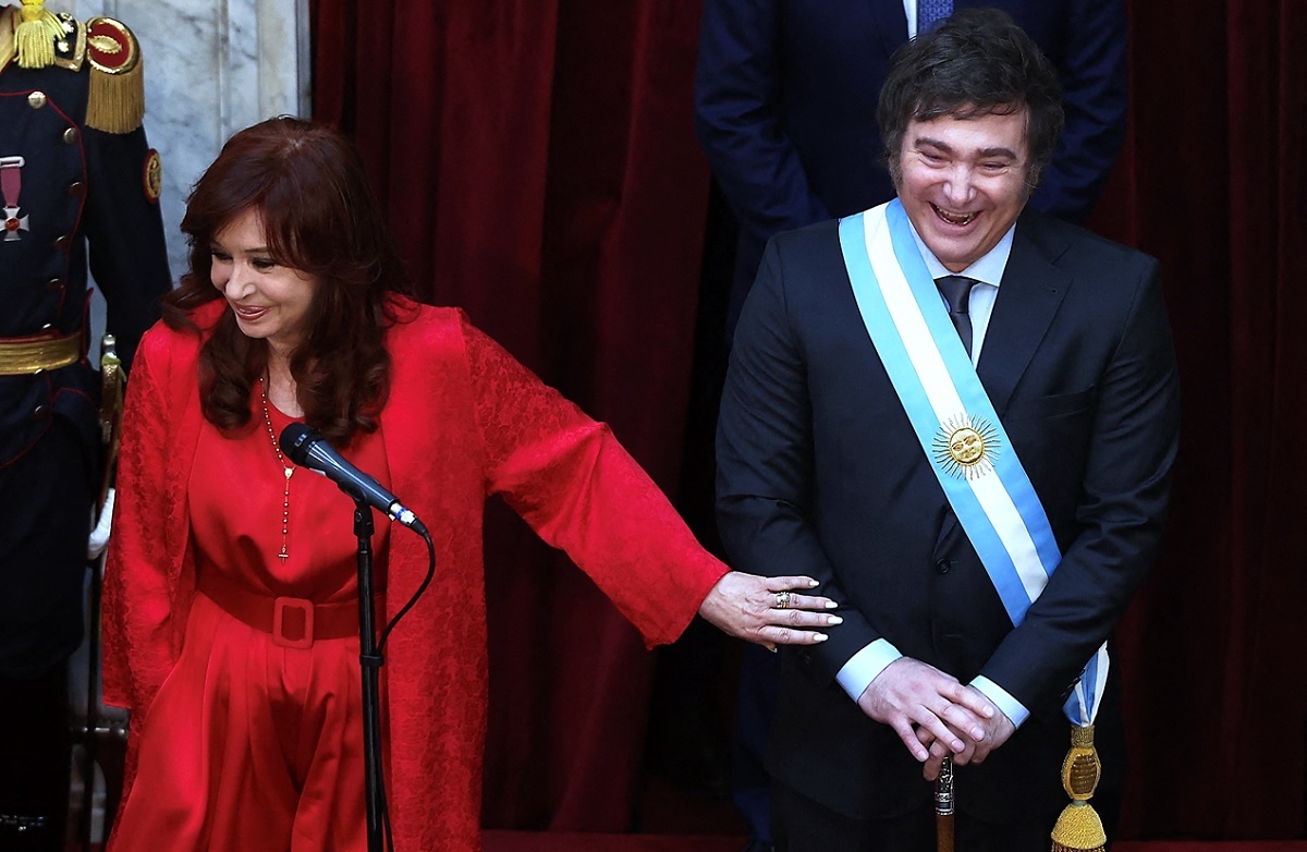Cristina Fernández, que hizo pistola (peineta) en entrega de poder a Milei en Argentina
