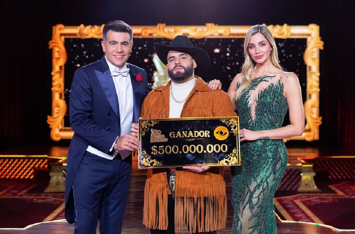 'Carín León' con los presentadores de 'Yo me llamo', en nota sobre cuánto ganó además de  los 500 millones de pesos