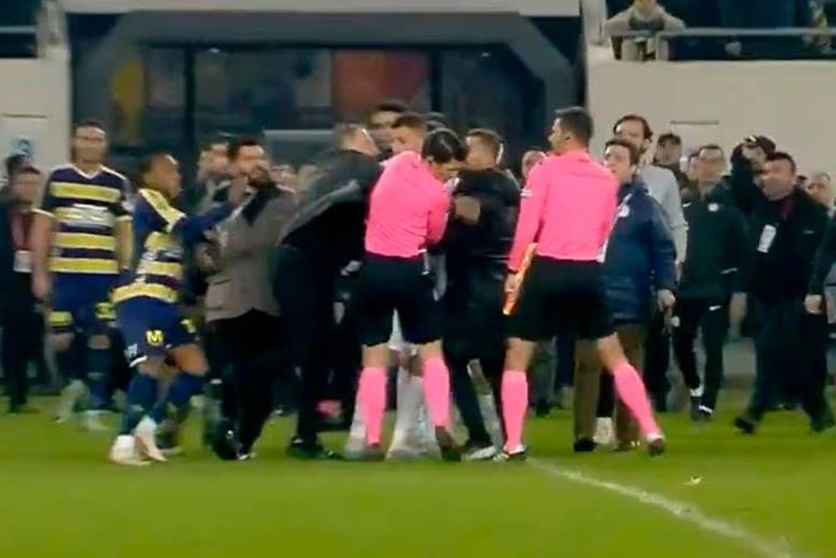 Suspenden campeonato turco por brutal golpiza de un dirigente a árbitro en pleno partido.