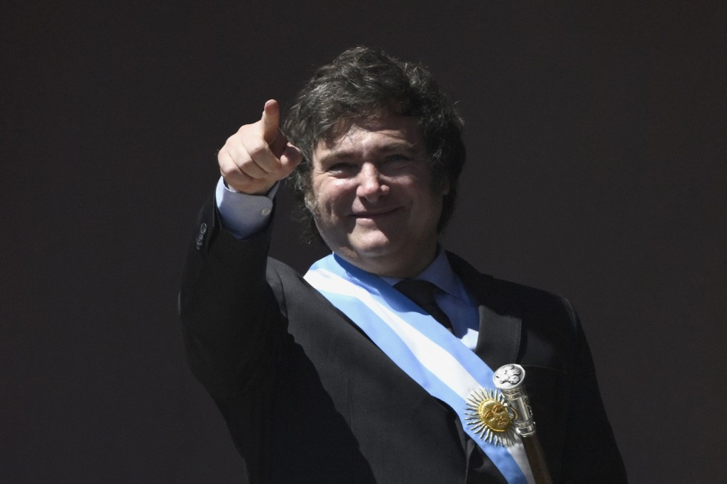 El nuevo presidente argentino Javier Milei, quien devaluó el peso doblando el precio del dólar.