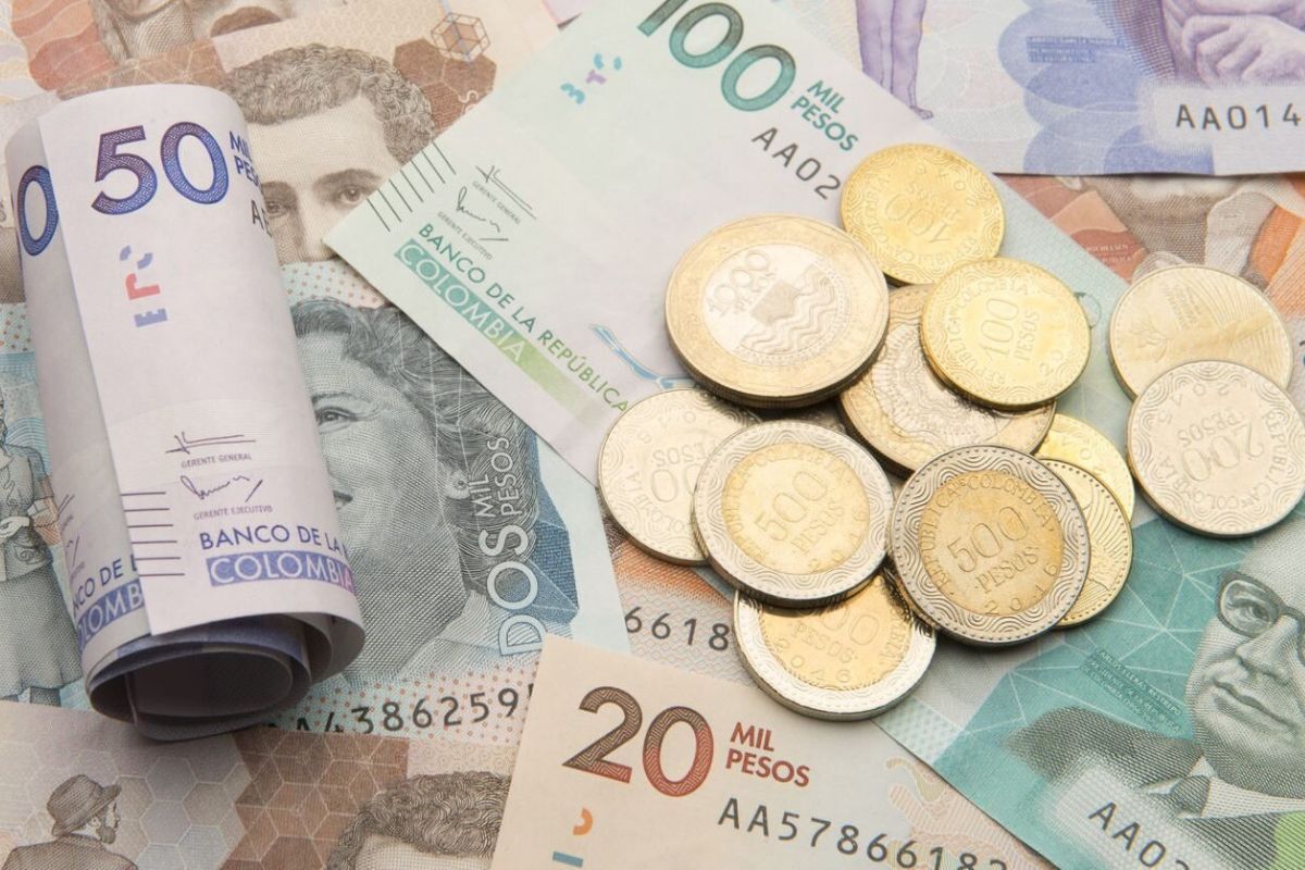 Foto de billetes colombianos por propuesta de subir salario mínimo a 18 %