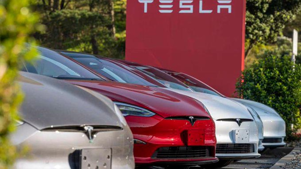 Tesla llamó a revisión a 2 millones de vehículos en EE. UU. para corregir software de conducción.