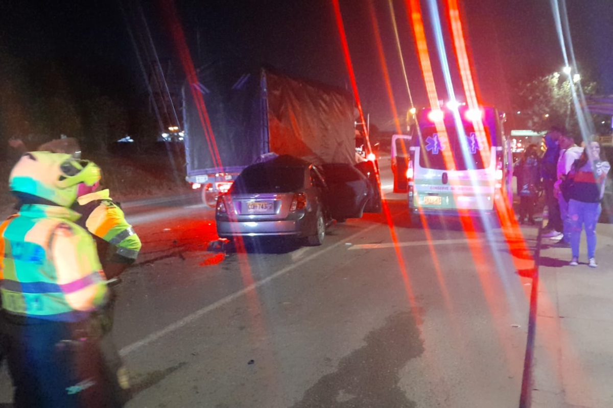 Enorme trancón en la entrada a Bogotá por la calle 13. Un carro particular estrelló a camión y de milagro no hubo heridos. 