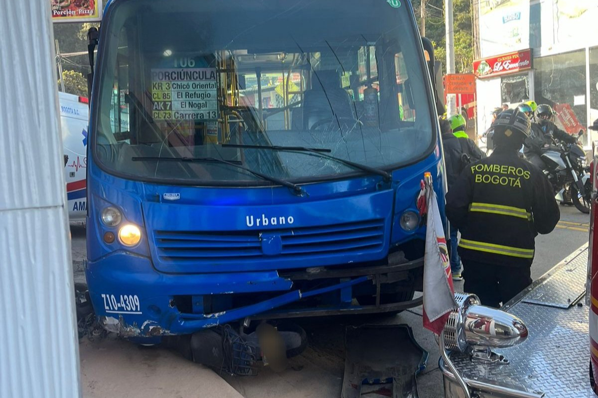 Monumental trancón en la vía La Calera por grave accidente entre bus del SITP y una motocicleta. Hay una persona herida. 
