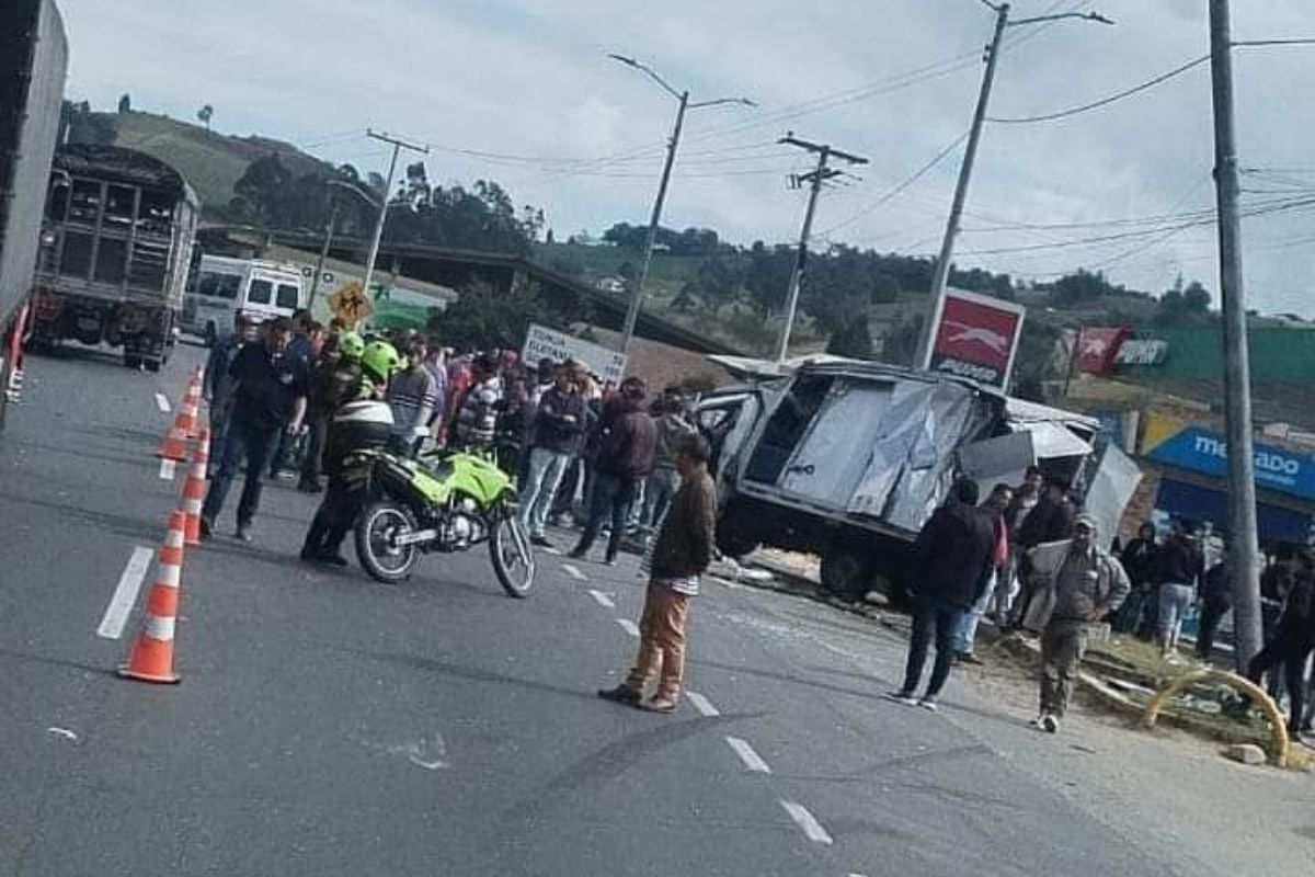 Foto de accidente en vía Bogotá-Tunja, dos camiones chocaron