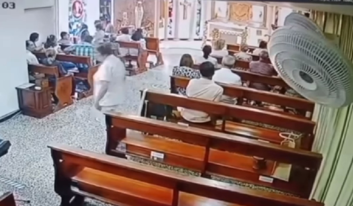 Simuló escuchar la misa y le sacó el celular del bolso a una feligresa, en Barranquilla.