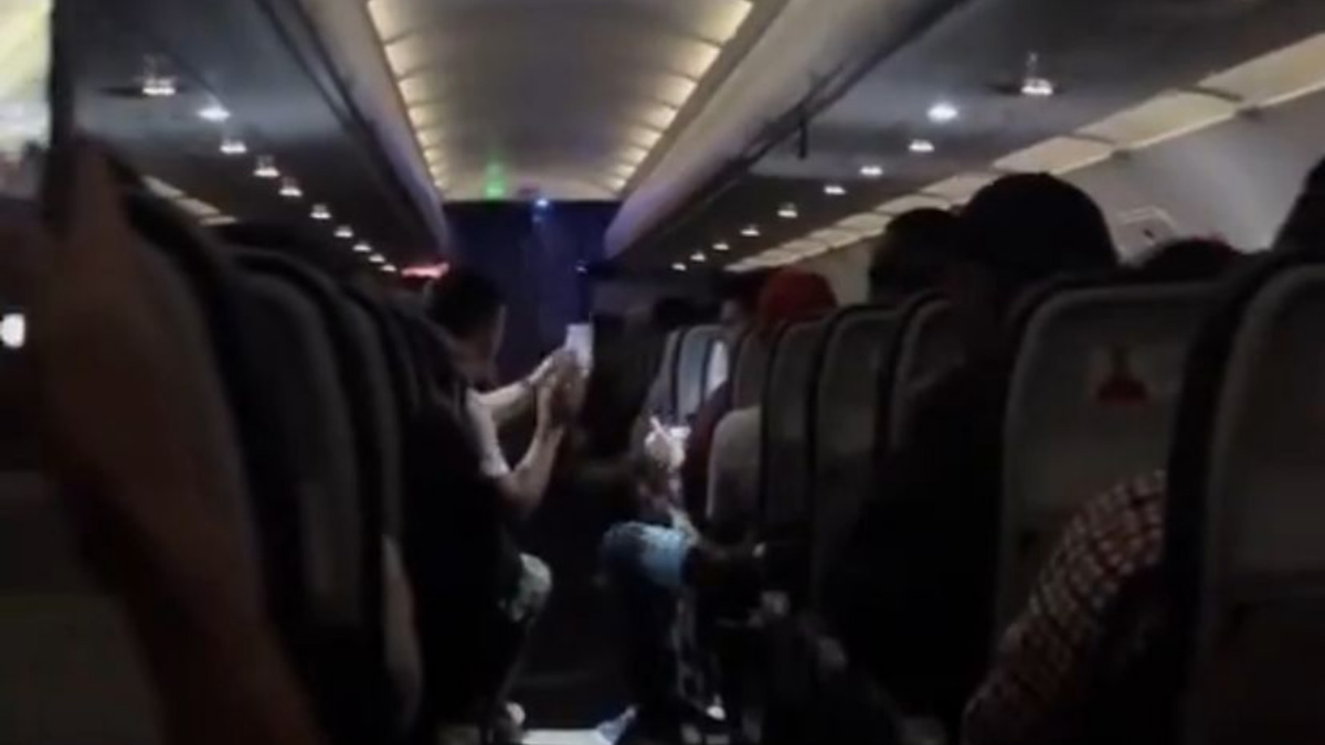 Colombianos en avión cantaron la novena navideña: video es viral y se abrió debate en redes.
